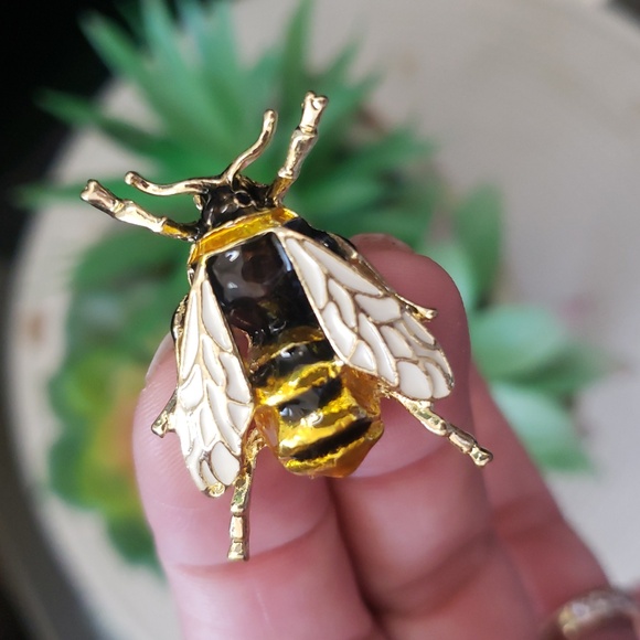 Gold Bee Brooch Pin Vintage Style - Picture 1 of 6